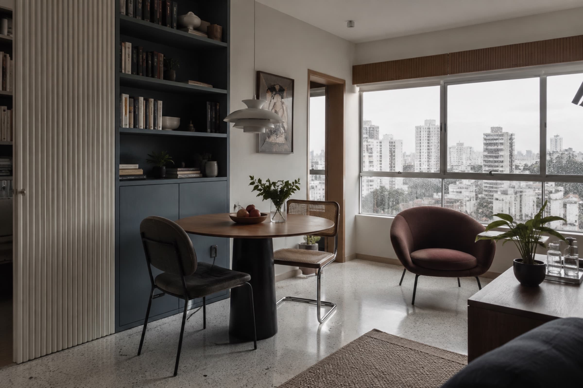 Apartamento urbano compacto em uma manhã chuvosa