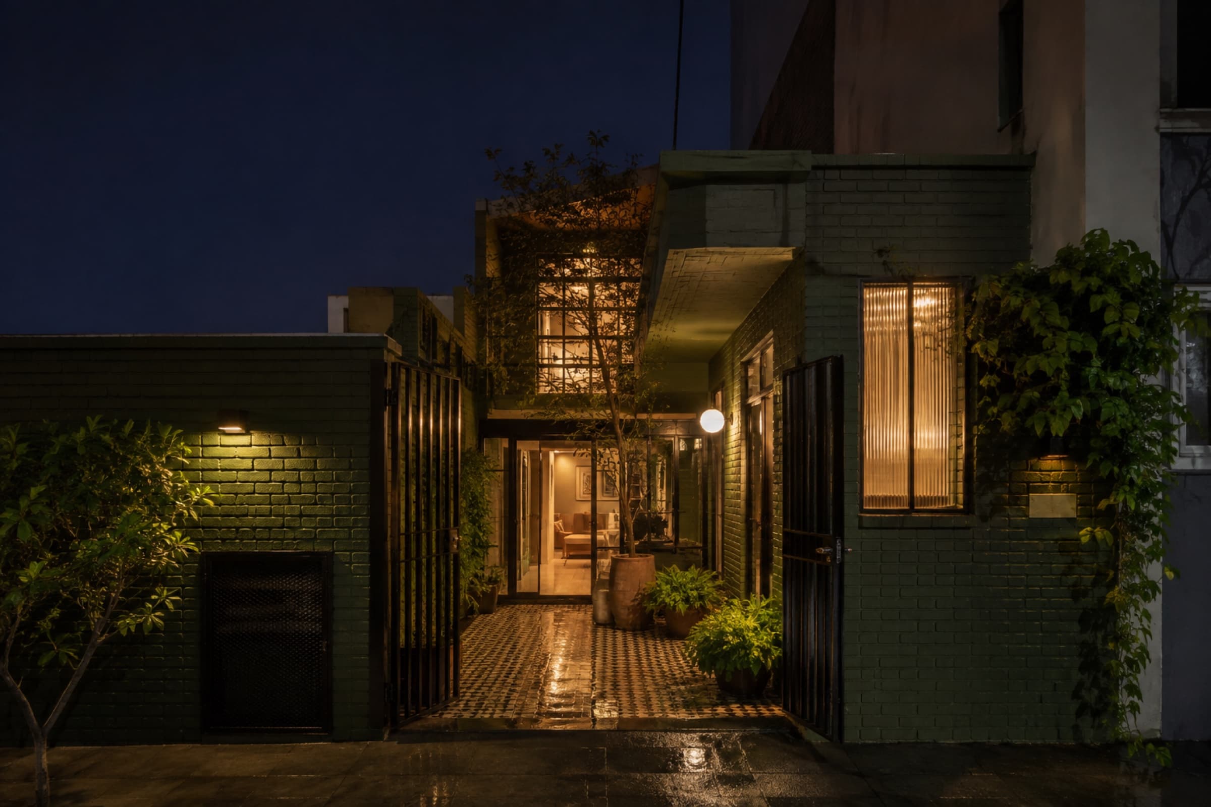 Casa-pátio urbana iluminada à noite depois da chuva