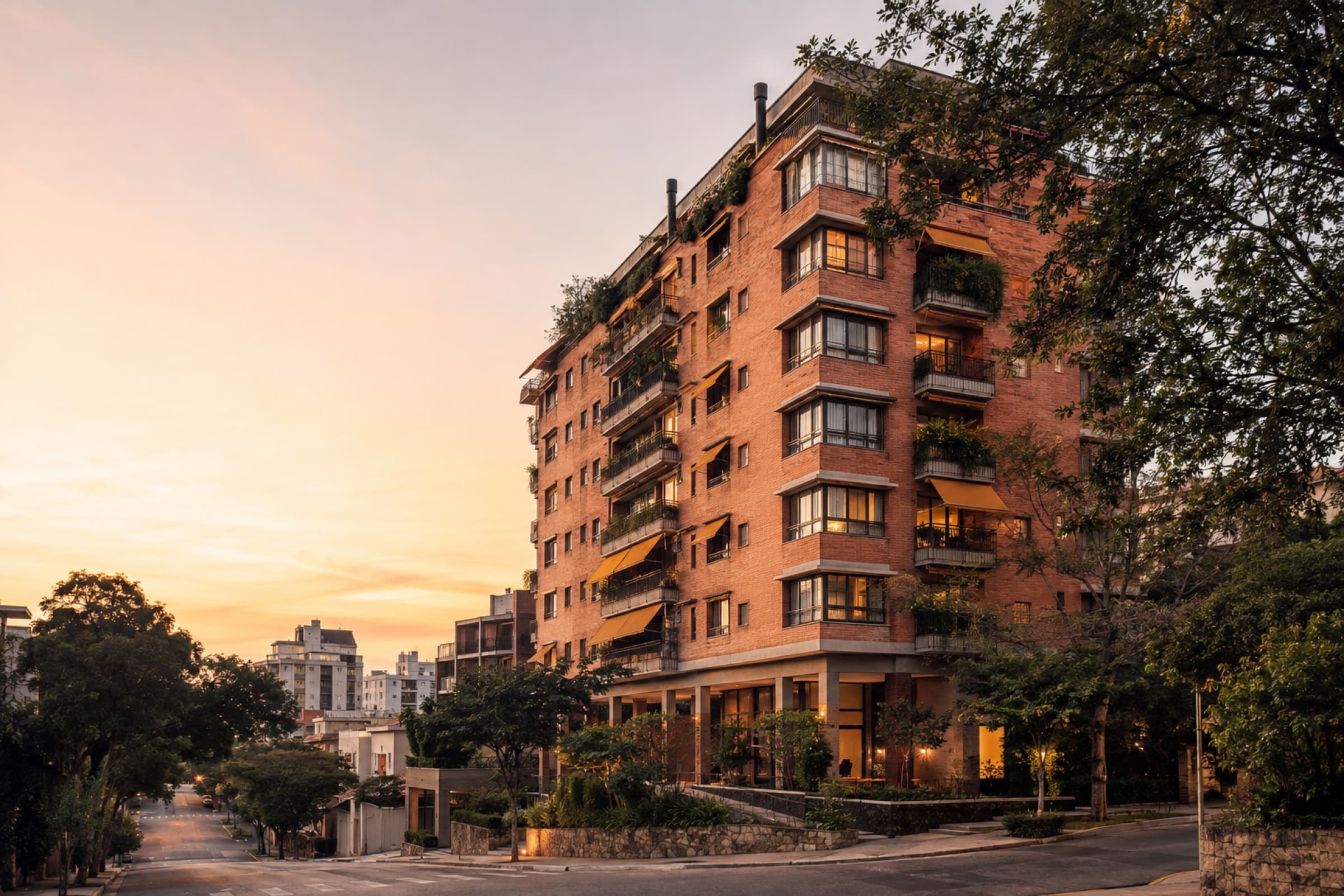 Edifício residencial de tijolos no pôr do sol